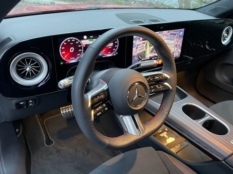 Matalaan autoon pitää ikään kuin laskeutua, mikä ei varmuudella sovi kaikille kuljettajille. Jos tai kun se on kuitenkin tehty, on edessä erinomainen konttori. Supernopea ja nykyaikainen tietoviihdejärjestelmä on vakiovaruste kautta malliston. Lisähinnasta myös apukuskille saa oman näytön.