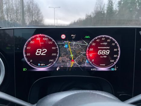 Lähtiessä CLA 250+ näytti huimaa yli 700 kilometrin toimintamatkaa. Riittävän tehokkaalla pikalaturilla lisää saa jopa 300 kilometriä vartissa.