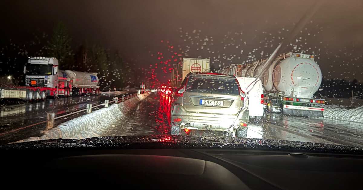 Liukkaus pysäytti liikenteen kahdeksaksi tunniksi Pohjois-Ruotsissa – Tornion kaupunginjohtaja: ”Luokatonta tienpitoa” | Lappi