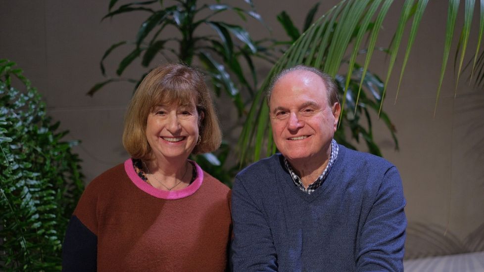 Nancy ja Charlie Lipton asuvat Metropolitanin museon lähellä. He ihmettelevät, miksi he kuulevat suomalaistaiteilijasta vasta nyt.