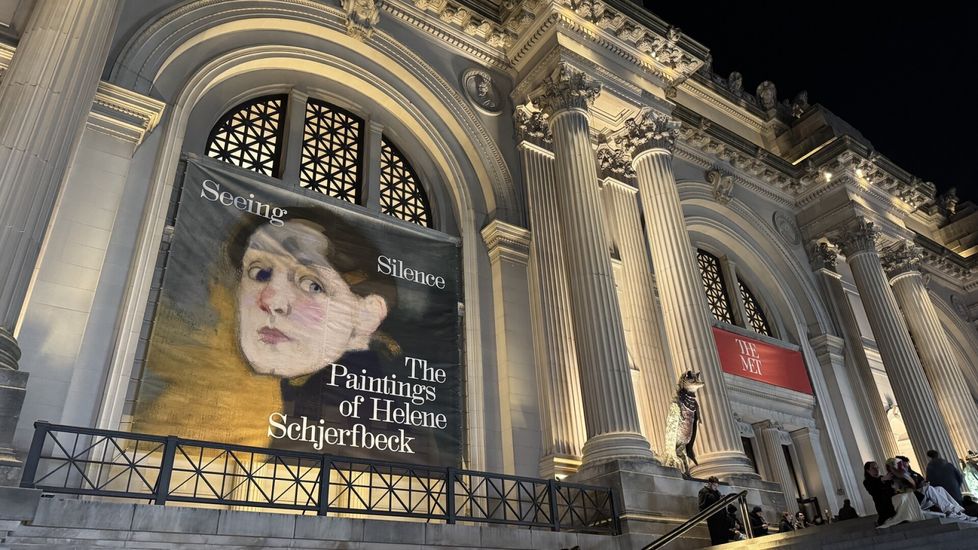 Schjerfbeckin näyttely on näkyvästi esillä Metin museon sisäänkäynnillä. Museo sijaitsee Keskuspuiston reunalla, Manhattanin ytimessä.