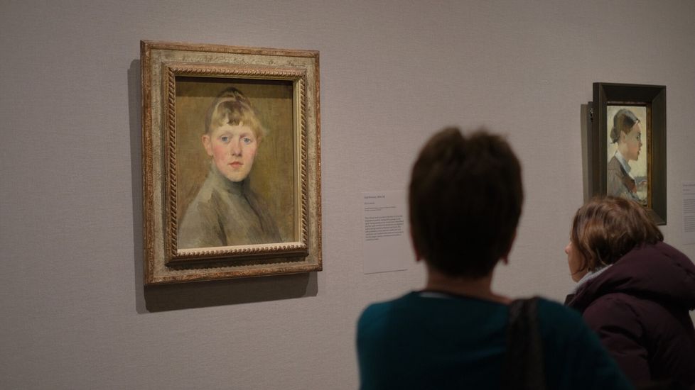 Museokävijät ihastelivat Schjerfbeckin omakuvaa vuosilta 1884–1885. Omakuvat ovat näyttelyn vetonauloja, mutta esillä on myös muita kuuluisia töitä.