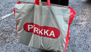 Oulussa sadat hakivat ilmaista jouluruokaa – oululaisäiti: ”Aivan varmasti tulee monelle tarpeeseen näinä aikoina” | Pohjois-Pohjanmaa