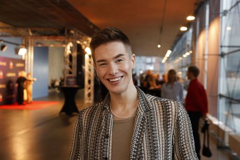 Aarni Mikkola poseerasi Tanssii tähtien kanssa -studiolla lokakuussa.