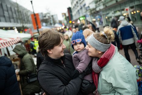 Kahdeksan kuukauden ikäinen Luka Perä-Takala odotti ensimmäistä jouluaan isänsä Juhani Perä-Takalan ja äitinsä Marleen Mõttusin kanssa. Mõttus on kotoisin Virosta, ja hänen sukulaisiaan on käymässä nyt viikonloppuna Suomessa. ”Vietämme tänään virolaista joulua. Tarjolla on virolaisia jouluruokia, kuten verimakkaraa ja paistettua hapankaalia. Teen myös suomalaisia perinteisiä laatikoita, jotta virolaisvieraat saavat maistaa niitä. Pukkikin tulee jo tänään, sellainen selfmade-pukki. Varsinaisena jouluaattona syömme sitten suomalaista jouluruokaa, ja joulupukki tulee uudelleen”, Mõttus kertoi.