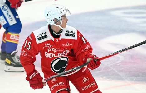 Rasmus Kämäräinen kuvattuna Ässien paidassa Pitsiturnauksessa Jokereita vastaan.