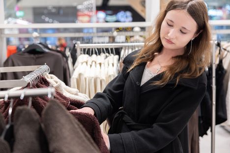 Ronja Rapo ostaa lahjoja ilman tarkempia suunnitelmia.