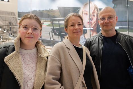 Anni (vas.), Pauliina ja Mikko Luukkonen eivät stressaa jouluvalmisteluista.