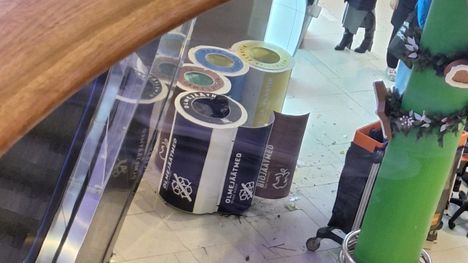 Roskakori oli räjähdyksen jälkeen auki.