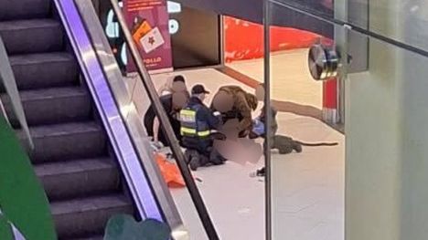 Loukkaantunut sai ensiapua kauppakeskuksen käytävällä.