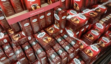 Hämeenkyrössä myös kahvisotaa ilmenee – molemmat S-marketit kauppasivat lauantaina Juhla Mokkaa 3,95 paketti ja toisilla se oli lähempänä kymppiä – mutta entäs sitten se mobiilietu älypuhelimissa !