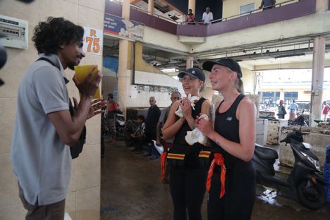 Millu ja Karo saivat jääpalat ehjinä perille ja he olivat tyytyväisiä tehtävän jälkeen.