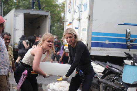 Jääpalojen kantaminen oli hankalaa, sillä sulava jää muuttui liukkaaksi.