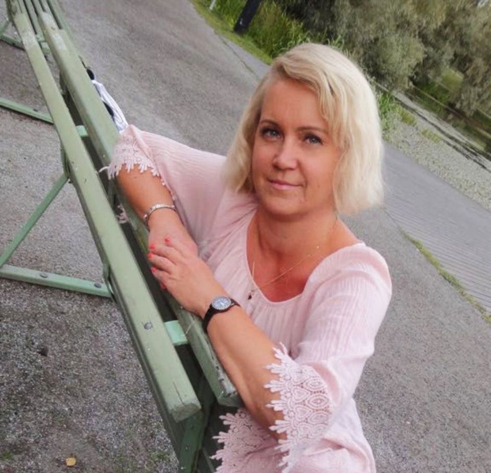 Tältä Päivin hiukset näyttivät, kun hän vielä suoristi ja vaalensi niitä.