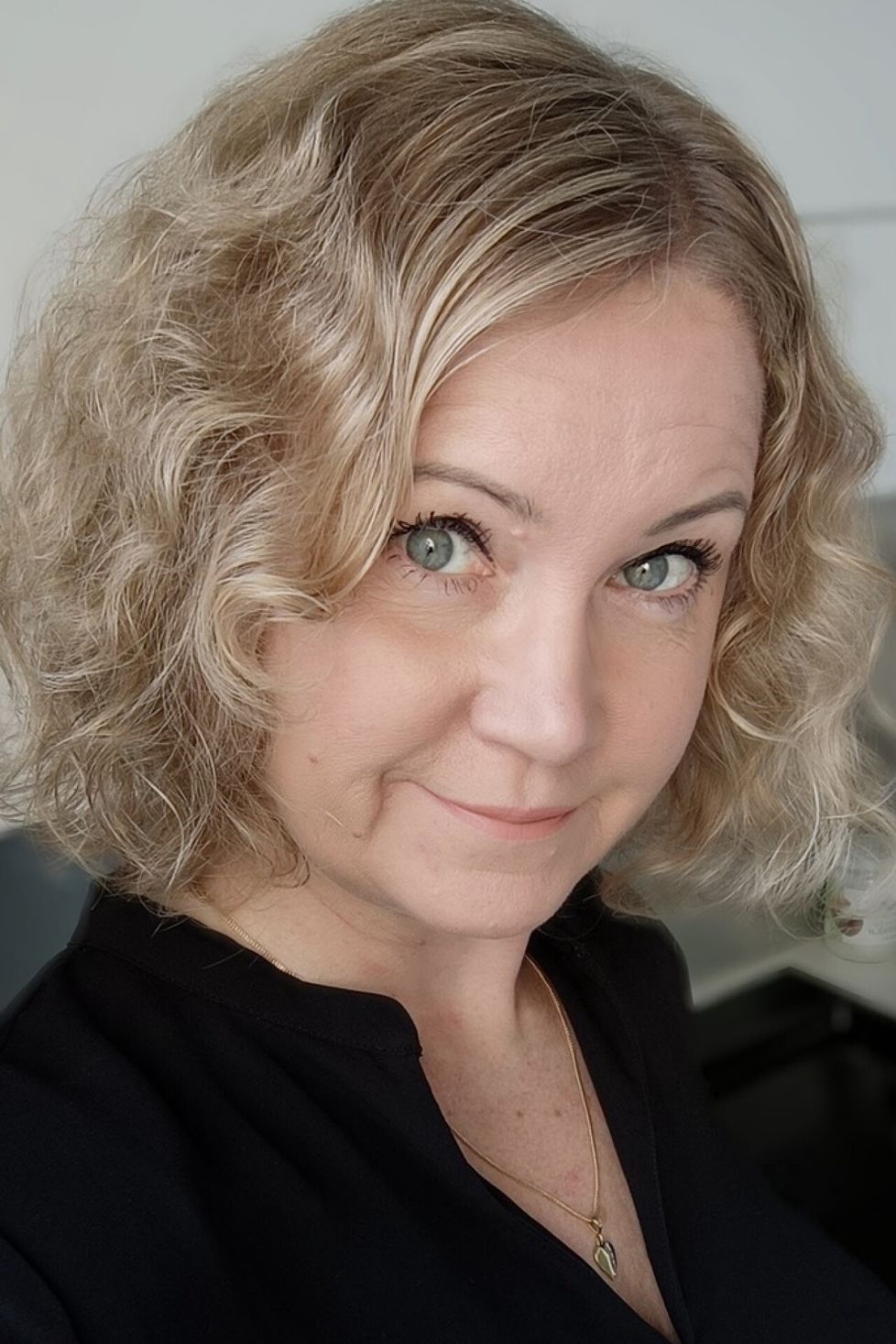 Hiusten suoristamisen lopettaminen toi luonnonkiharat esiin. Päivi ei kuitenkaan viihtynyt tukkavärissään ja harmitteli, kun tukka rasvoittui nopeasti.