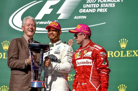 Yhdysvaltain entinen presidentti BIll Clinton ojensi voittopokaalin Yhdysvaltain Grand Prix’n voittajalle Lewis Hamiltonille Austinissa, Texasissa lokakuussa 2017. Kimi Räikkönen ajoi kisassa kolmanneksi.