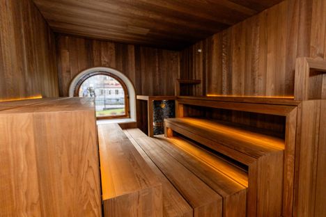 Infrapunasaunan lisäksi kylpyläosastolla on tavallinen sauna, josta löytyy sekä puu- että sähkökiuas.