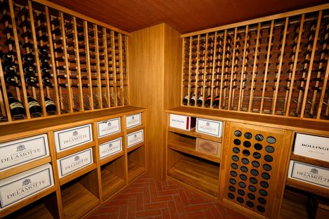 Marmoripalatsi palvelee myös viiniharrastajia: kuvassa rakennuksen viinikellari.