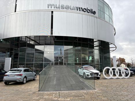 Audilla on tehtaidensa vieressä myös oma museo, jonne auton hankkineet viedään tutustumaan.