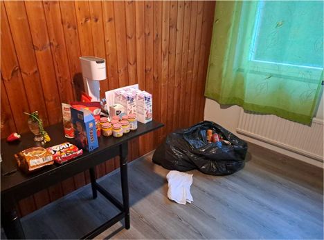 Äidin kotoa löytyi vauvanruokaa ja jätesäkillinen tölkkejä.