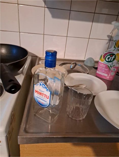 Pöydällä oli tyhjä viinapullo.