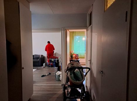 Ensihoitajat kävivät naisen asunnolla.