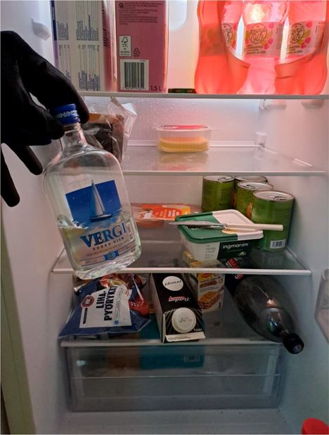 Jääkaapissa oli toinen, puoliksi juotu viinapullo.