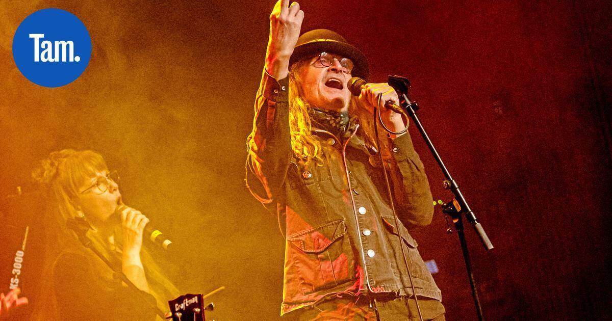 Keikka-arvio ja kuvat | "Tästä asenteesta voi jokainen ottaa oppia" – Pelle Miljoona jaksaa pogota seitsemänkymppisenäkin | Paikalliset