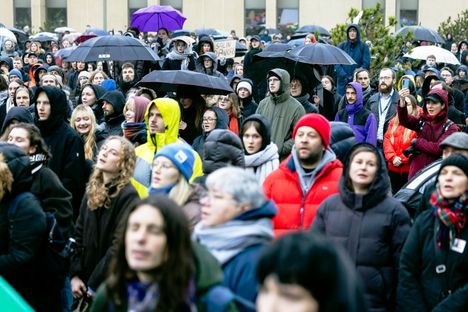 Mielenosoittajia sateisessa säässä.