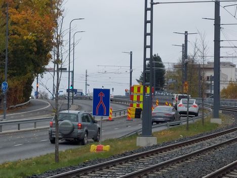 Myös Paasikivenkadulle tuli syksyllä ajokaistojen yhdistymisestä ja vetoketjuperiaatteesta kertova liikennemerkki.