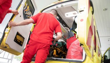 Auto ajoi ulos tieltä Kouvolassa – kolme sairaalaan | Kymenlaakso