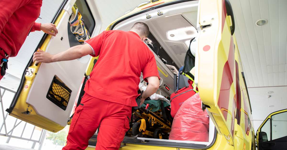 Auto ajoi ulos tieltä Kouvolassa – kolme sairaalaan | Kymenlaakso