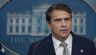 Yhdysvaltain oikeusministeriö palautti sivuilleen Epstein-materiaaleista poistetun Trump-kuvan | Uutisia lyhyesti