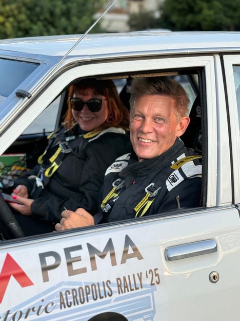 Kartturi Jaana Salopuro ja kuljettaja Ilkka Kalmanlehto ovat kolunneet viime vuosina historiallisia rallikisoja. Kuva Kreikan historiallisesta Akropolis-rallista tältä vuodelta.