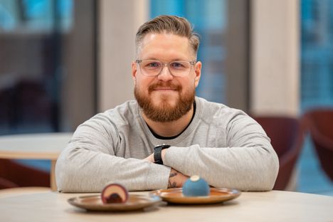 Ville Juhola on Huikoo Bakeryn konditoriapäällikkö. Hän on kehittänyt muun muassa Kulturhuset Fiinin kahvilan, Café Blåbärin nimikkoleivoksen.