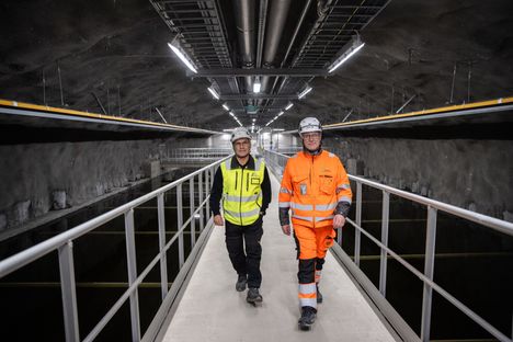 Tampereen seudun keskuspuhdistamo oy:n toimitusjohtaja Jukka Meriluoto (oik.) ja hankejohtaja Timo Heinonen kävelevät läpi jälkiselkeytyshallin Tampereen Sulkavuoreen louhitussa puhdistamossa.