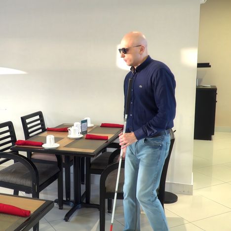 Vieraassa kaupungissa ja suuressa hotellissa selviäminen on sokealle miehelle työlästä.