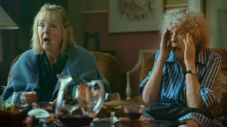 Miestään kalauttanut Inkeri (Leena Uotila) ja Sylvi (Saara Pakkasvirta) lähtevät pikkupaniikissa tien päälle.