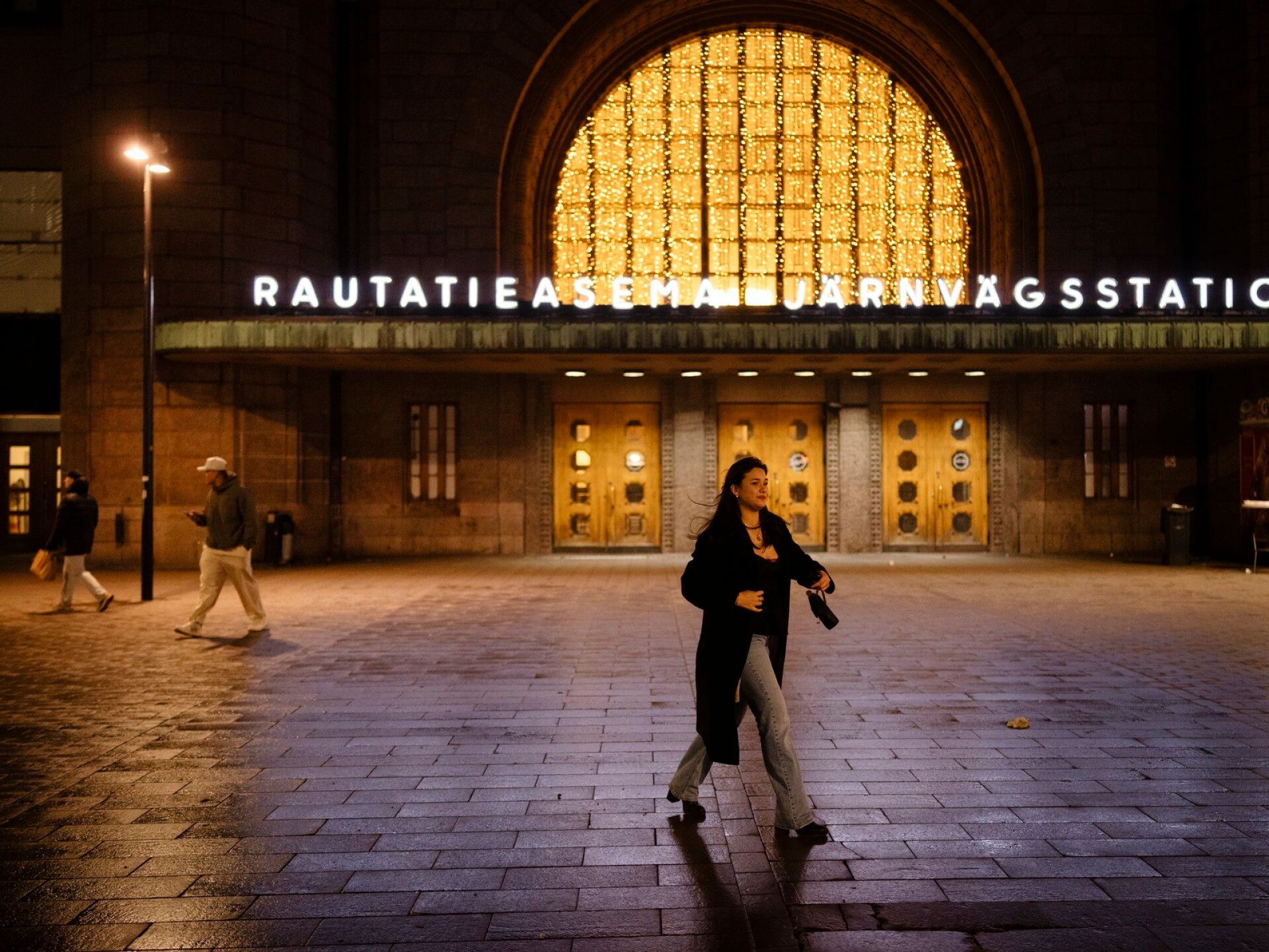 Helsingin päärautatieasema kello 4.30. Ihmiset ovat matkalla kotiin yön riennoista.