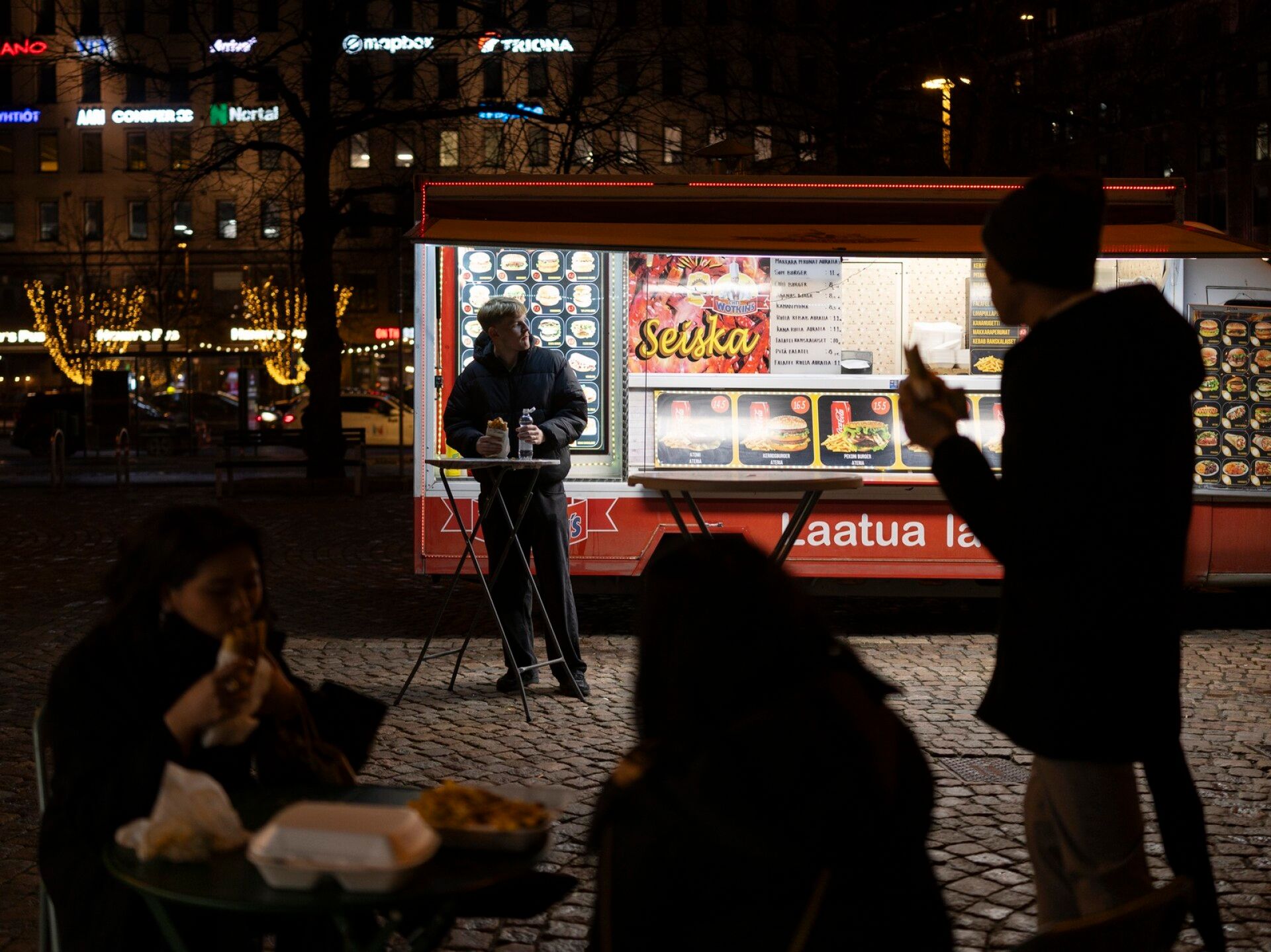 Rautatientori kello 4.49. Arttu Wallenius, 24, syö rullakebabia.