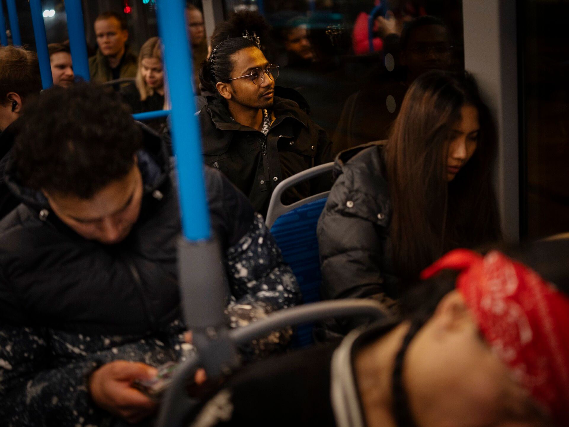 Kulosaari kello 5.16. Mrunal Taywade, 27, (keskellä) matkustaa bussissa.