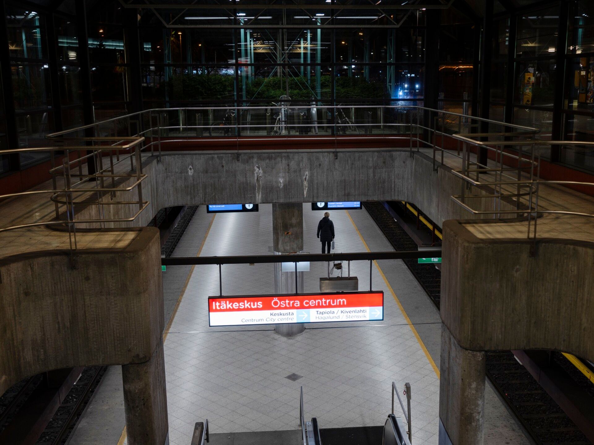 Itäkeskuksen metroasema kello 6.01