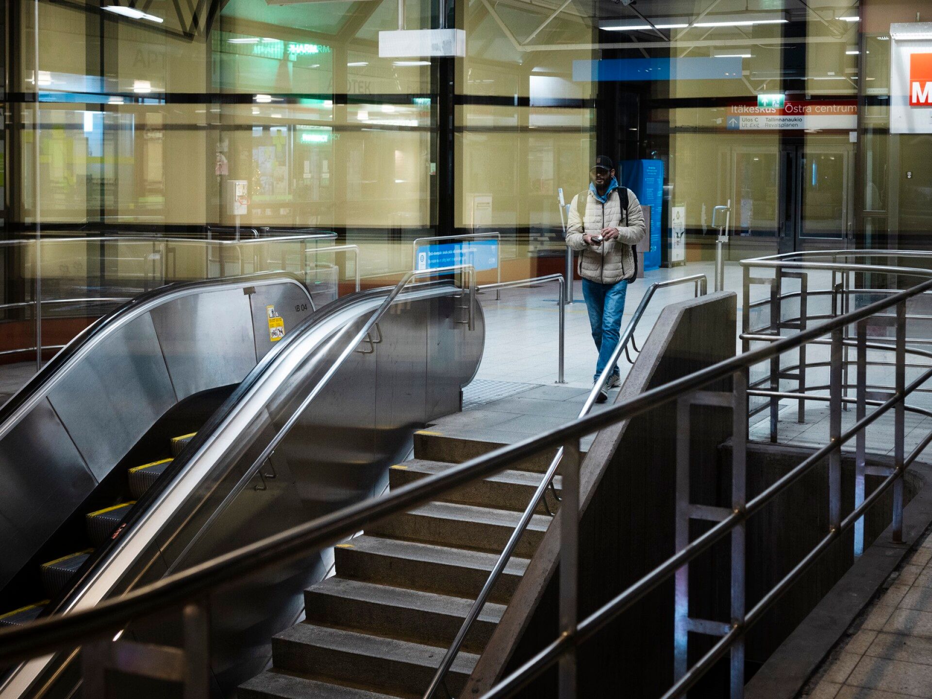 Itäkeskuksen metroasema kello 6.05. Sobuj Sarkler, 36, on matkalla töihin Lauttasaareen. Hän työskentelee siivojana ruokakaupassa.