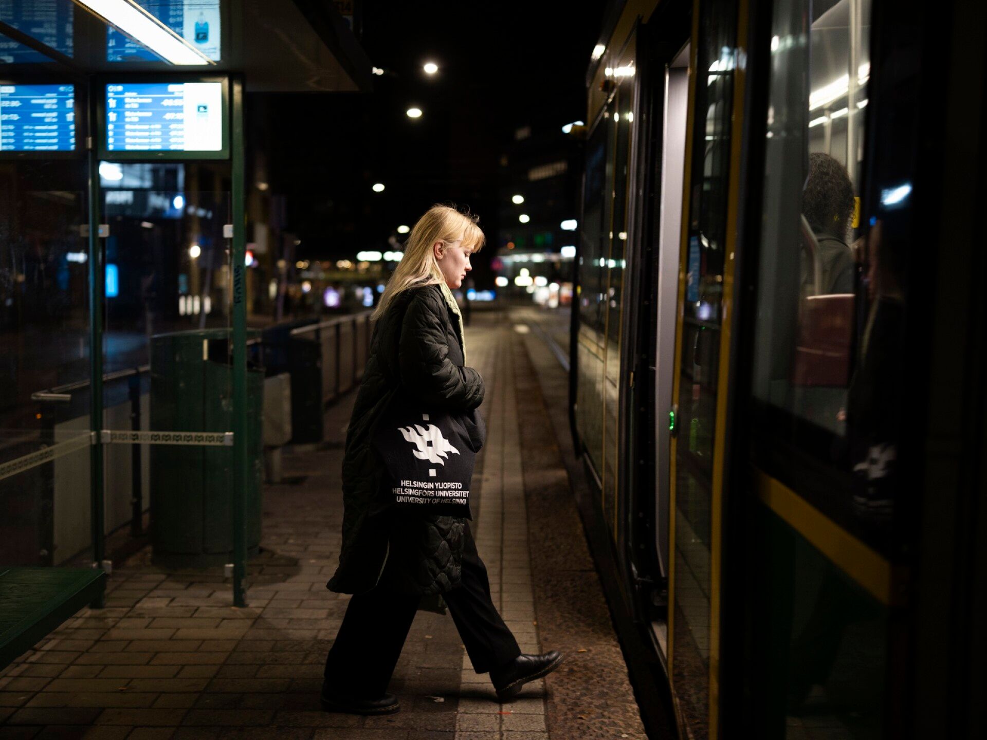 Sörnäinen kello 6.42. Alisa Pajunen, 24, nousee ratikkaan matkallaan työpaikalleen lähihoitajana asumispalveluissa. Laukkuvalintaa selittää, että hän opiskelee saksan ja suomen kieliä.