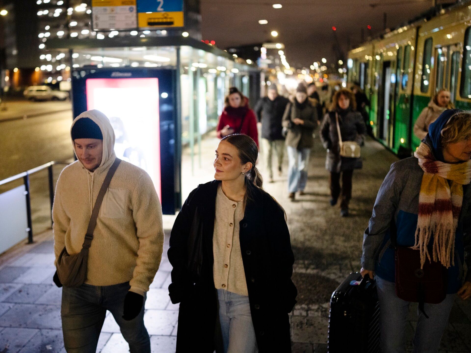 Länsiterminaali kello 7.50. Elias Karvonen, 31, ja Ellinoora Rautio, 28, ovat lähdössä päiväksi Tallinnaan.