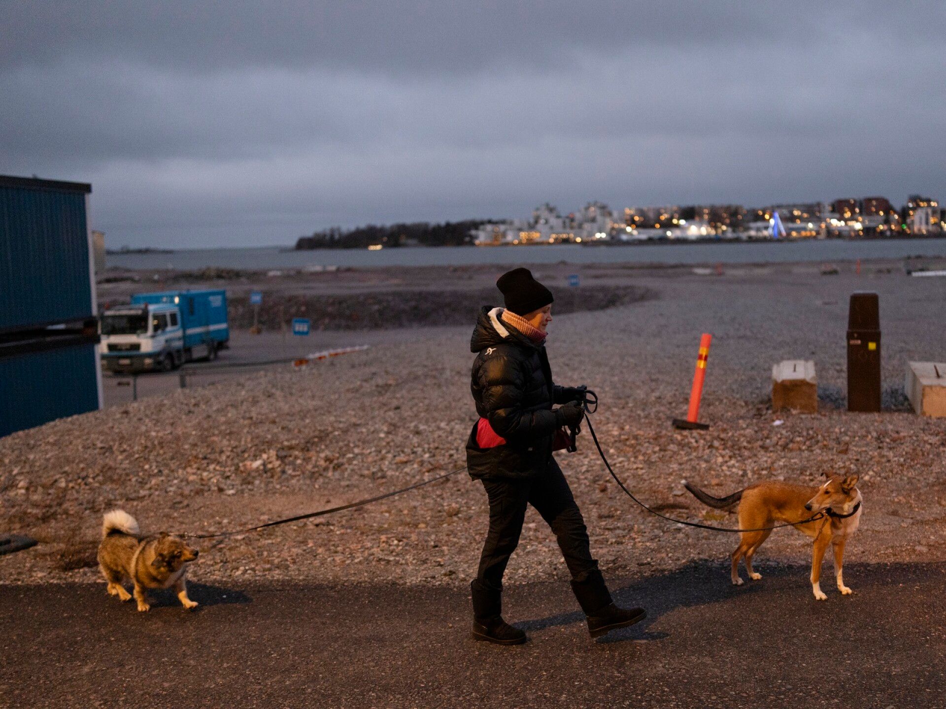 Jätkäsaari kello 8.46. Marja Kuronen, 44, ulkoiluttaa Leegoa ja Kettua.