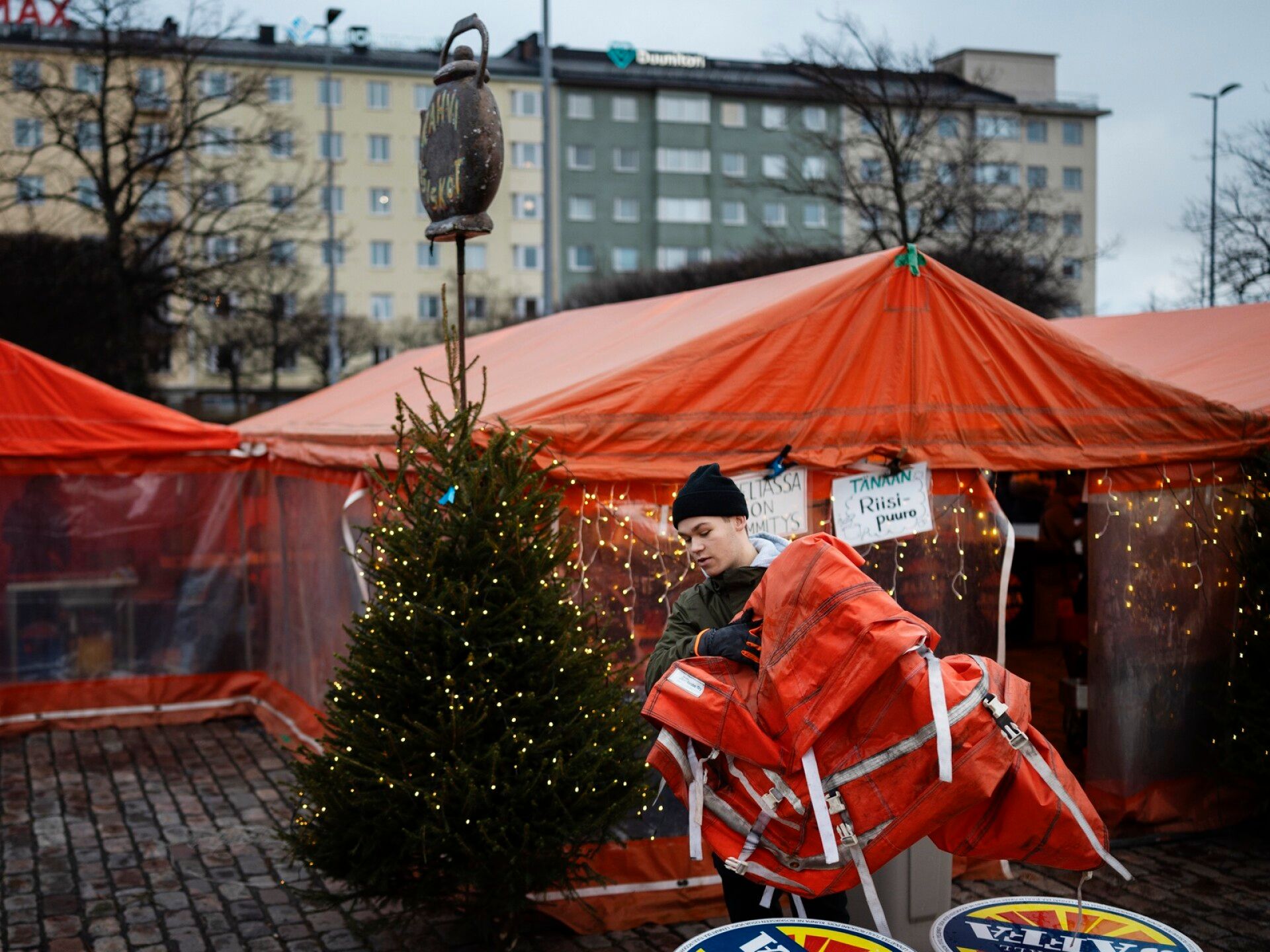 Hakaniementori kello 10.20. Elias Rajaniemi, 17, työskentelee perheensä omistamassa kahvilassa.