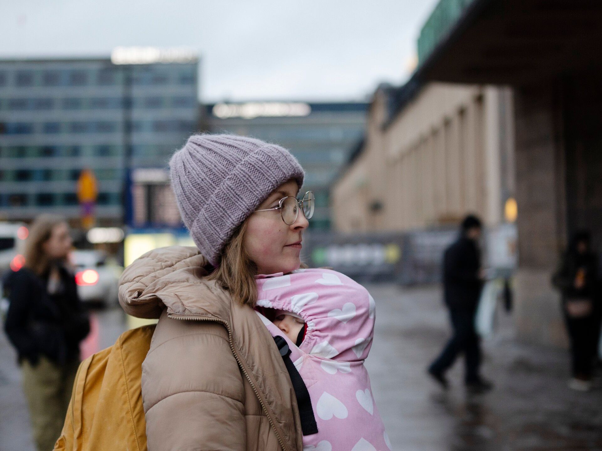 Helsingin päärautatieasema kello 9.42. Venla Marigold, 26, ja Lilja Marigold, 10 kuukautta, ovat lähdössä Lappiin viettämään joulua sukulaisten kanssa.