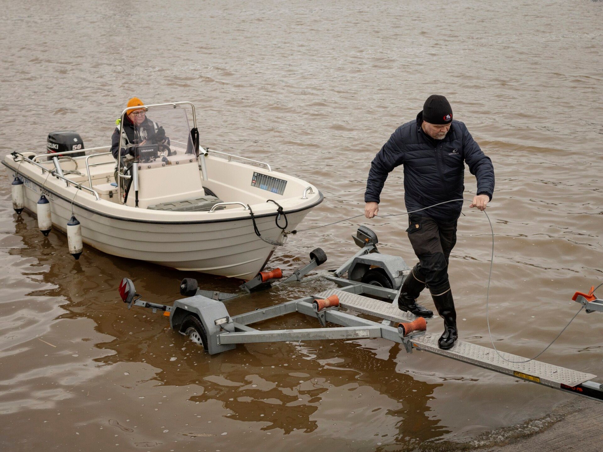 Herttoniemenranta kello 11.52. Anna Karro, 51, ja Ontrei Sarpaneva, 60, nostavat venettä talvisäilytykseen.