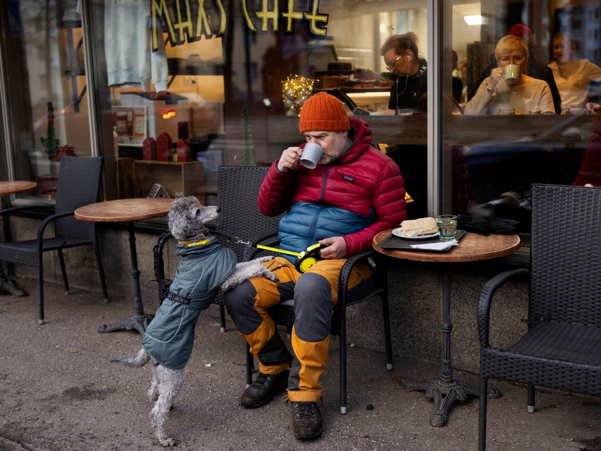 Munkkiniemi kello 13.59. Tuukka Ylönen, 50, ja Oiva -koira kahvilla.